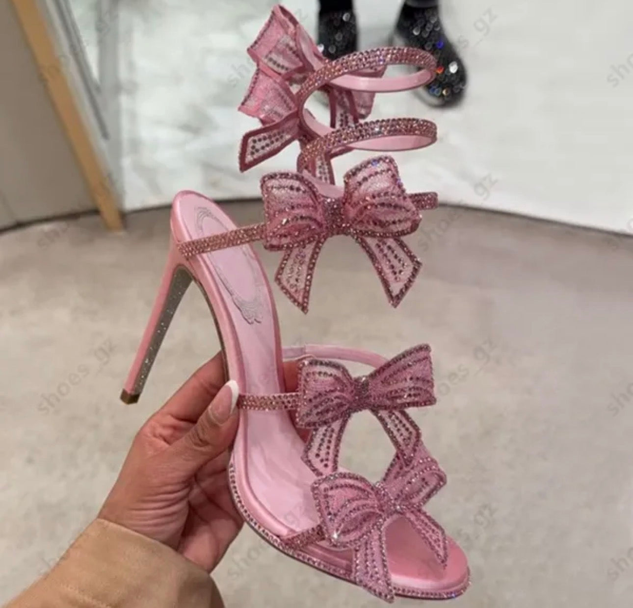 Designer bow heals